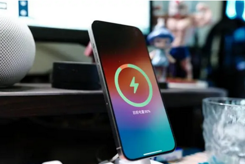 杞县苹果15换屏服务分享用什么充电器给iPhone15充电更好 